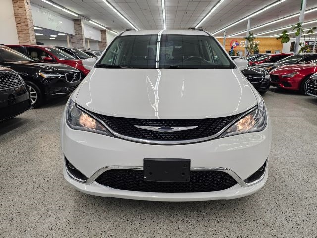 2017 Chrysler Pacifica Touring L photo 2