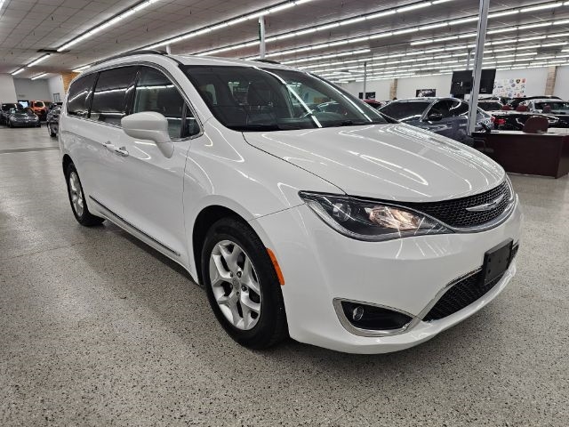 2017 Chrysler Pacifica Touring L photo 3