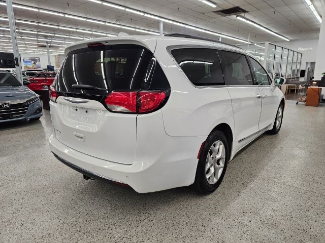 2017 Chrysler Pacifica Touring L photo 4