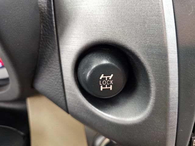 Toyota RAV4 4WD 4dr V6 5-Spd AT Ltd (Natl) 2011