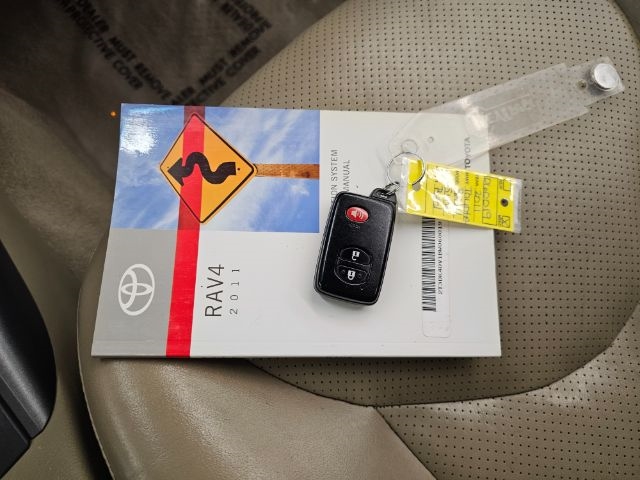 Toyota RAV4 4WD 4dr V6 5-Spd AT Ltd (Natl) 2011