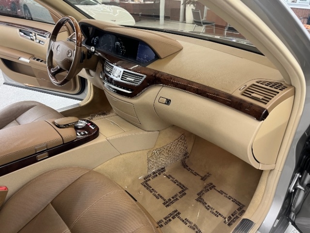 Mercedes-Benz S-Class 4dr Sdn 5.5L V8 4MATIC 2009