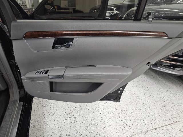 Mercedes-Benz S-Class 4dr Sdn 5.5L V8 RWD 2007