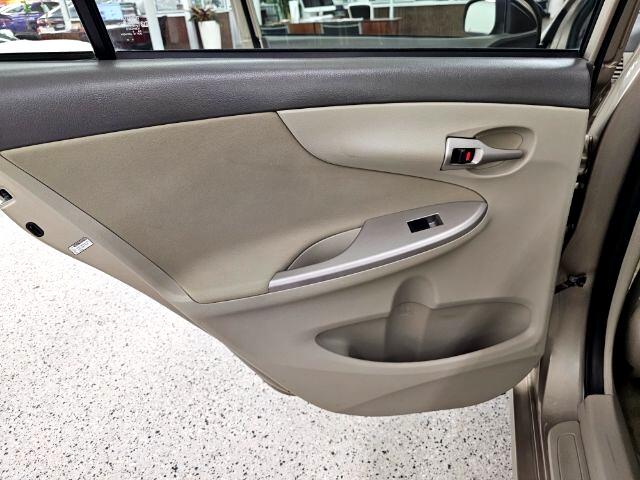 Toyota Corolla 4dr Sdn Man (Natl) 2010