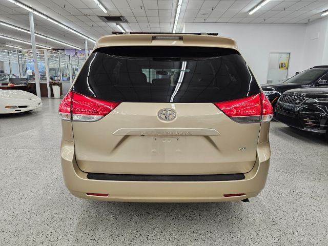 Toyota Sienna 5dr 8-Pass Van V6 LE FWD (Natl) 2014