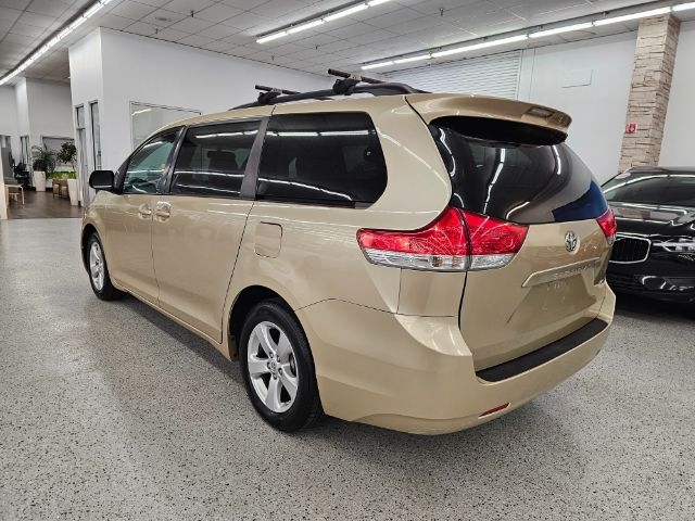 Toyota Sienna 5dr 8-Pass Van V6 LE FWD (Natl) 2014