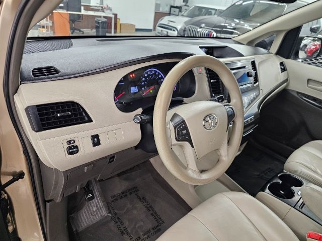 Toyota Sienna 5dr 8-Pass Van V6 LE FWD (Natl) 2014