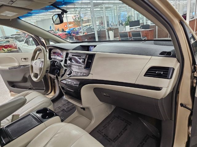 Toyota Sienna 5dr 8-Pass Van V6 LE FWD (Natl) 2014