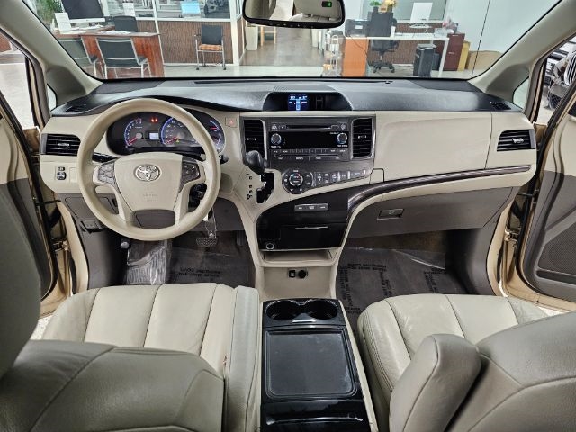 Toyota Sienna 5dr 8-Pass Van V6 LE FWD (Natl) 2014