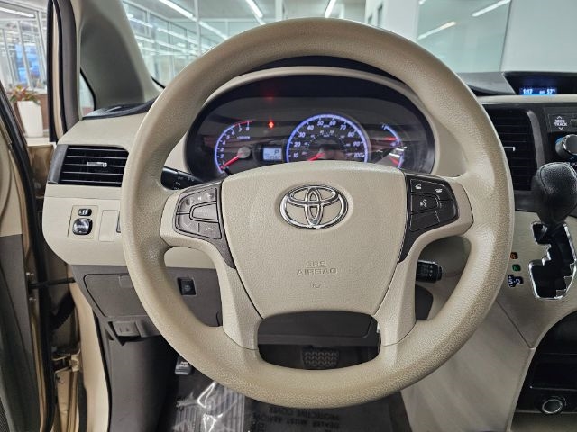 Toyota Sienna 5dr 8-Pass Van V6 LE FWD (Natl) 2014