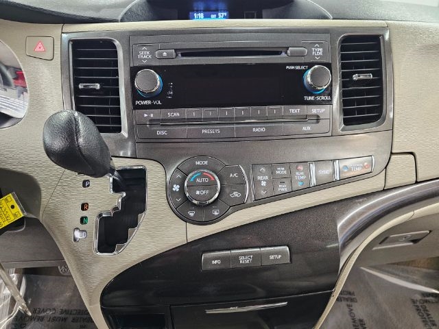 Toyota Sienna 5dr 8-Pass Van V6 LE FWD (Natl) 2014