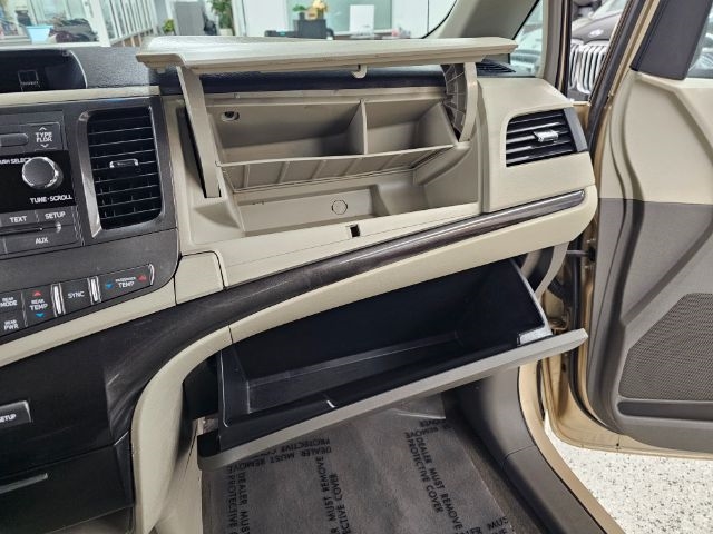 Toyota Sienna 5dr 8-Pass Van V6 LE FWD (Natl) 2014