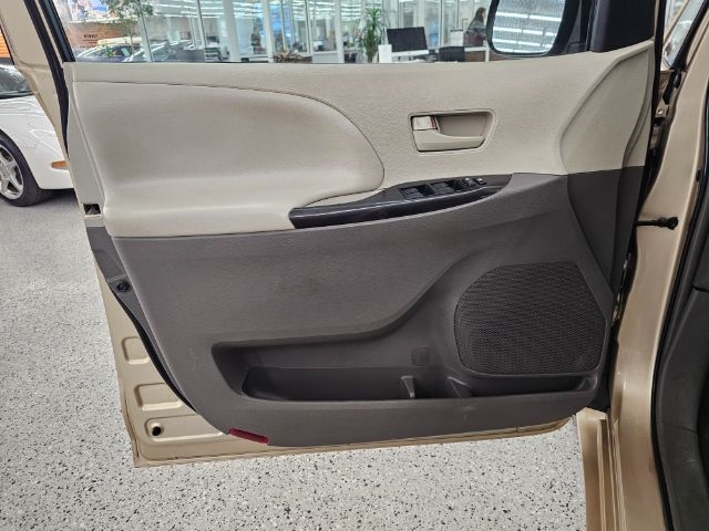 Toyota Sienna 5dr 8-Pass Van V6 LE FWD (Natl) 2014