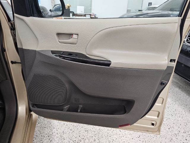 Toyota Sienna 5dr 8-Pass Van V6 LE FWD (Natl) 2014