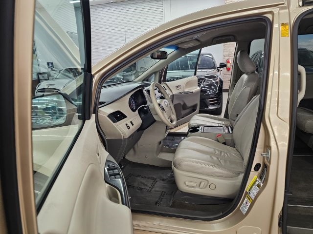 Toyota Sienna 5dr 8-Pass Van V6 LE FWD (Natl) 2014