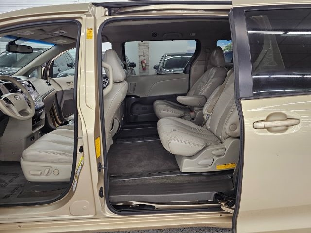 Toyota Sienna 5dr 8-Pass Van V6 LE FWD (Natl) 2014