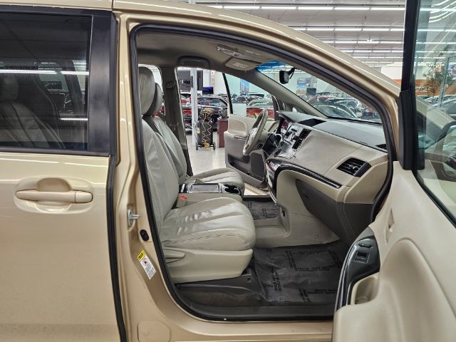 Toyota Sienna 5dr 8-Pass Van V6 LE FWD (Natl) 2014