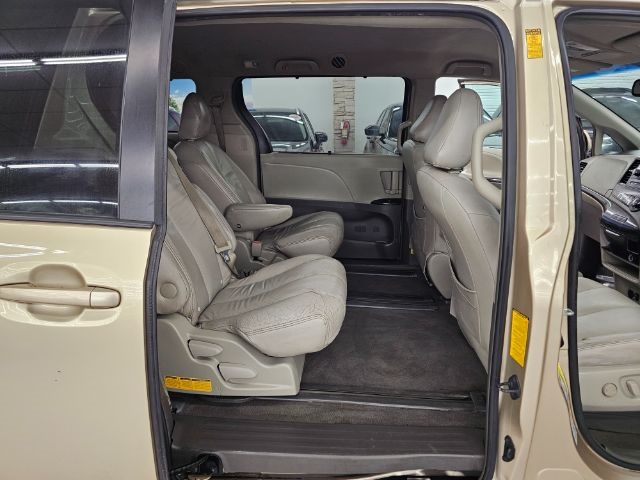 Toyota Sienna 5dr 8-Pass Van V6 LE FWD (Natl) 2014