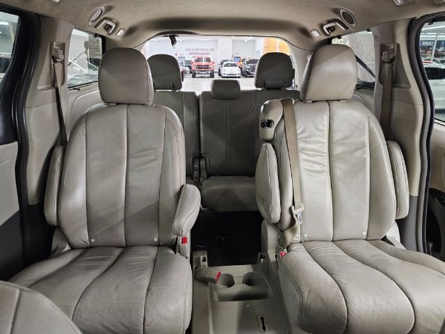 Toyota Sienna 5dr 8-Pass Van V6 LE FWD (Natl) 2014