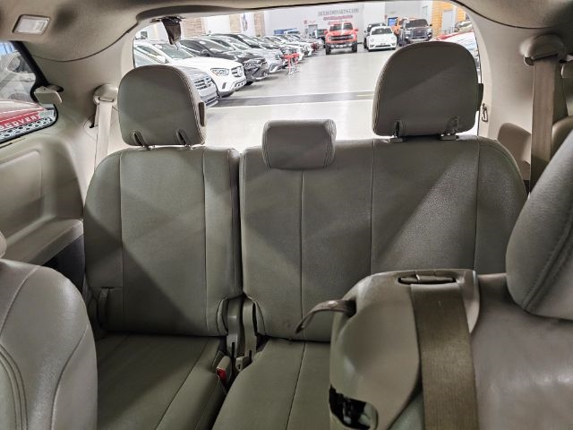 Toyota Sienna 5dr 8-Pass Van V6 LE FWD (Natl) 2014