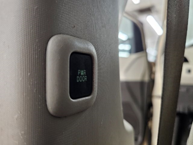 Toyota Sienna 5dr 8-Pass Van V6 LE FWD (Natl) 2014