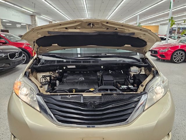 Toyota Sienna 5dr 8-Pass Van V6 LE FWD (Natl) 2014