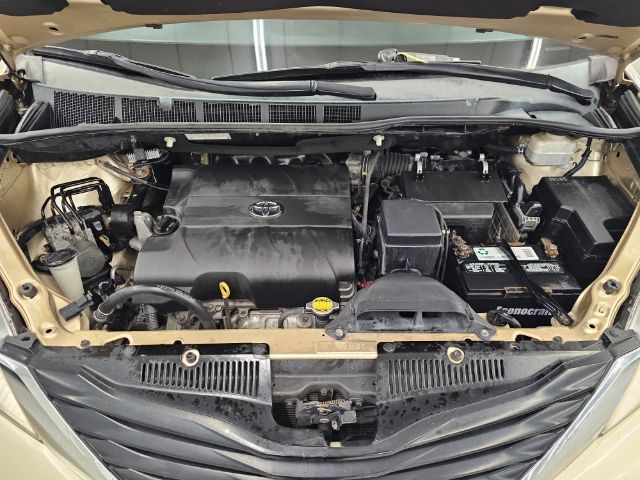 Toyota Sienna 5dr 8-Pass Van V6 LE FWD (Natl) 2014