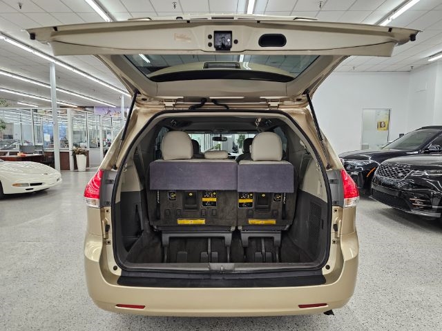 Toyota Sienna 5dr 8-Pass Van V6 LE FWD (Natl) 2014