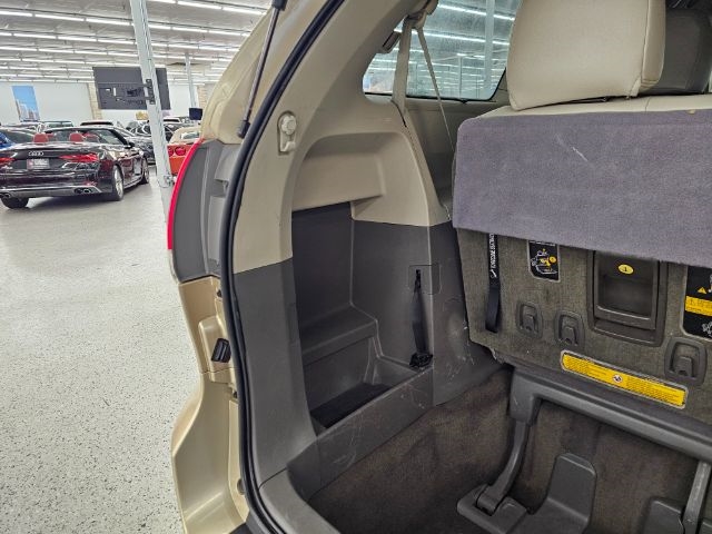 Toyota Sienna 5dr 8-Pass Van V6 LE FWD (Natl) 2014