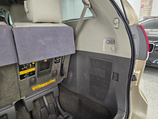 Toyota Sienna 5dr 8-Pass Van V6 LE FWD (Natl) 2014