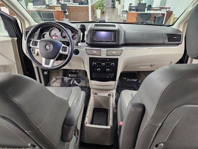 Volkswagen Routan 4dr Wgn SE w/RSE & Navigation 2013