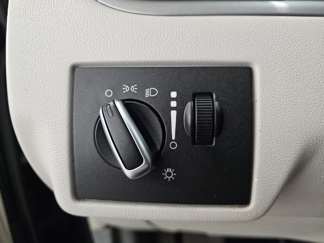 Volkswagen Routan 4dr Wgn SE w/RSE & Navigation 2013