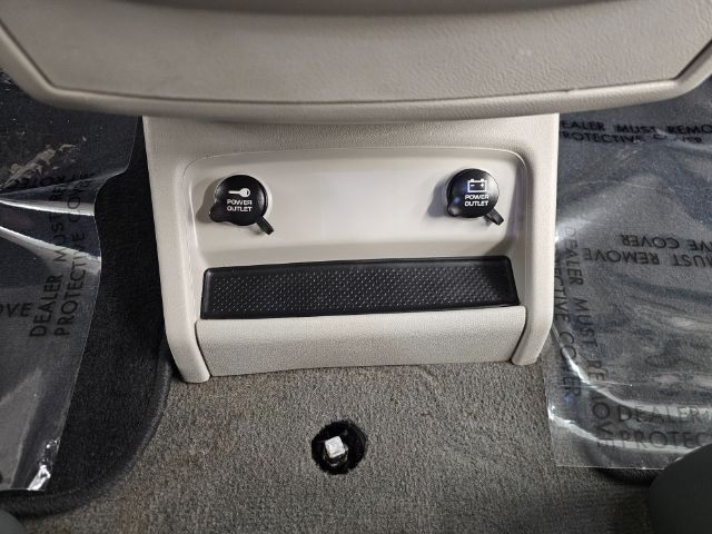 Volkswagen Routan 4dr Wgn SE w/RSE & Navigation 2013