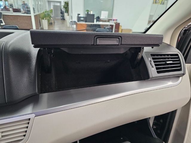 Volkswagen Routan 4dr Wgn SE w/RSE & Navigation 2013