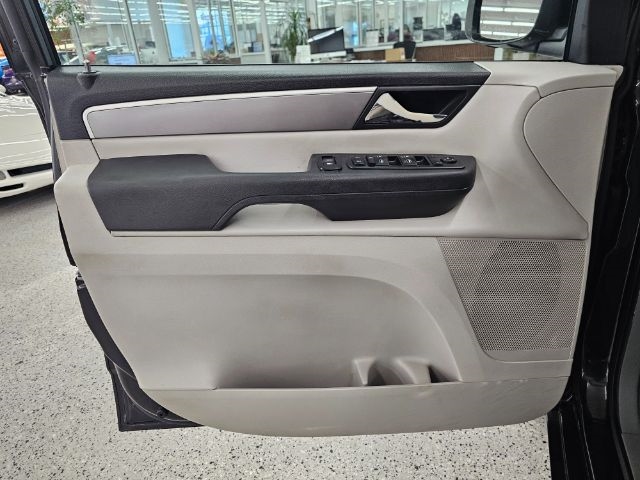 Volkswagen Routan 4dr Wgn SE w/RSE & Navigation 2013