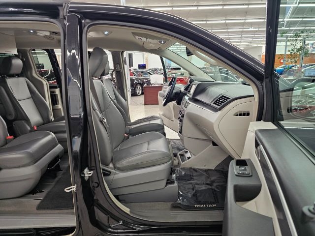 Volkswagen Routan 4dr Wgn SE w/RSE & Navigation 2013