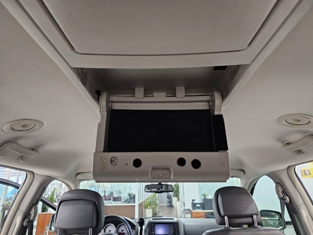 Volkswagen Routan 4dr Wgn SE w/RSE & Navigation 2013