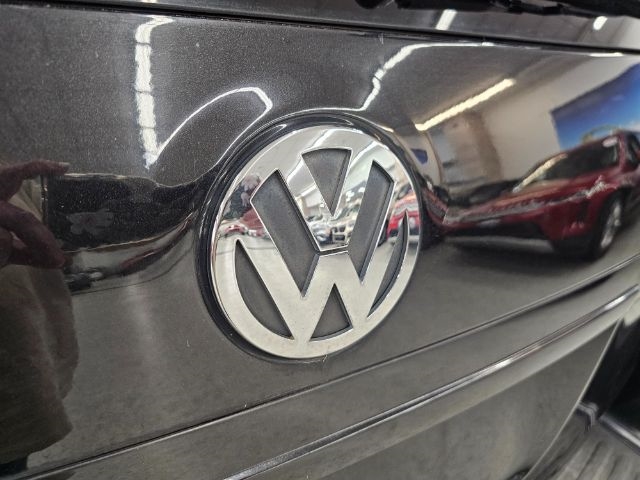 Volkswagen Routan 4dr Wgn SE w/RSE & Navigation 2013