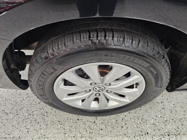 Volkswagen Routan 4dr Wgn SE w/RSE & Navigation 2013