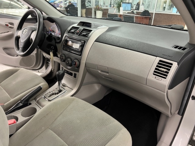 Toyota Corolla 4dr Sdn Auto LE (Natl) 2012