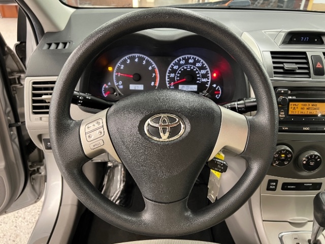 Toyota Corolla 4dr Sdn Auto LE (Natl) 2012