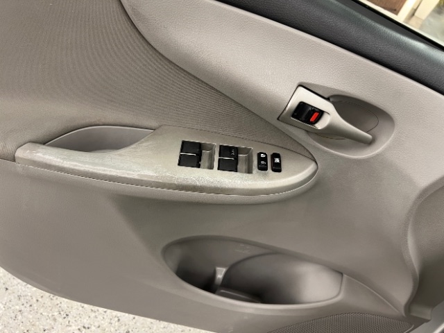 Toyota Corolla 4dr Sdn Auto LE (Natl) 2012