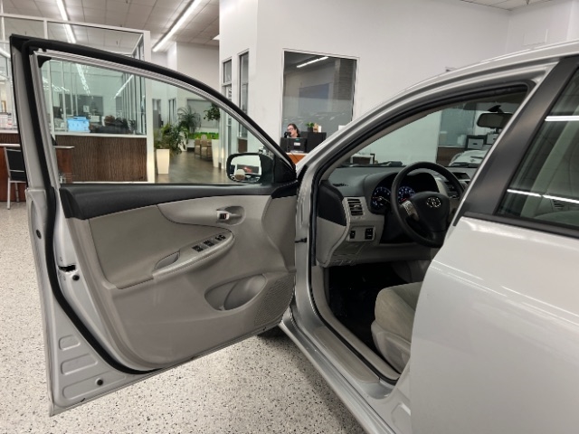 Toyota Corolla 4dr Sdn Auto LE (Natl) 2012