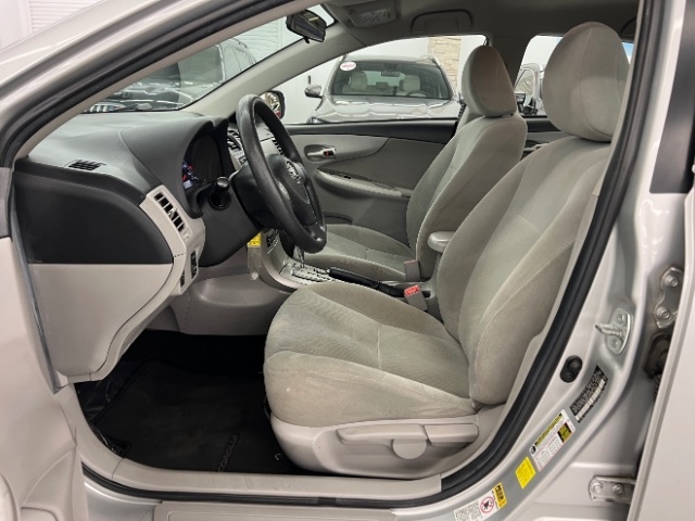 Toyota Corolla 4dr Sdn Auto LE (Natl) 2012