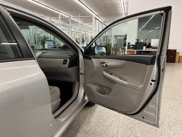 Toyota Corolla 4dr Sdn Auto LE (Natl) 2012