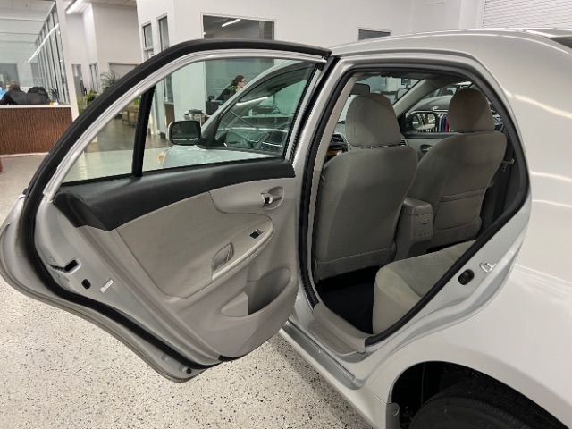 Toyota Corolla 4dr Sdn Auto LE (Natl) 2012