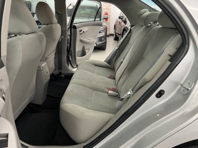 Toyota Corolla 4dr Sdn Auto LE (Natl) 2012