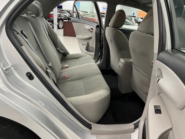 Toyota Corolla 4dr Sdn Auto LE (Natl) 2012