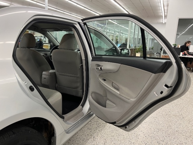 Toyota Corolla 4dr Sdn Auto LE (Natl) 2012