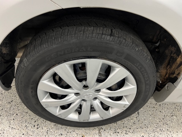 Toyota Corolla 4dr Sdn Auto LE (Natl) 2012